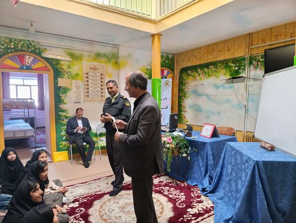  جلسه آموزش خانواده در دبیرستان نمونه اندیشه 