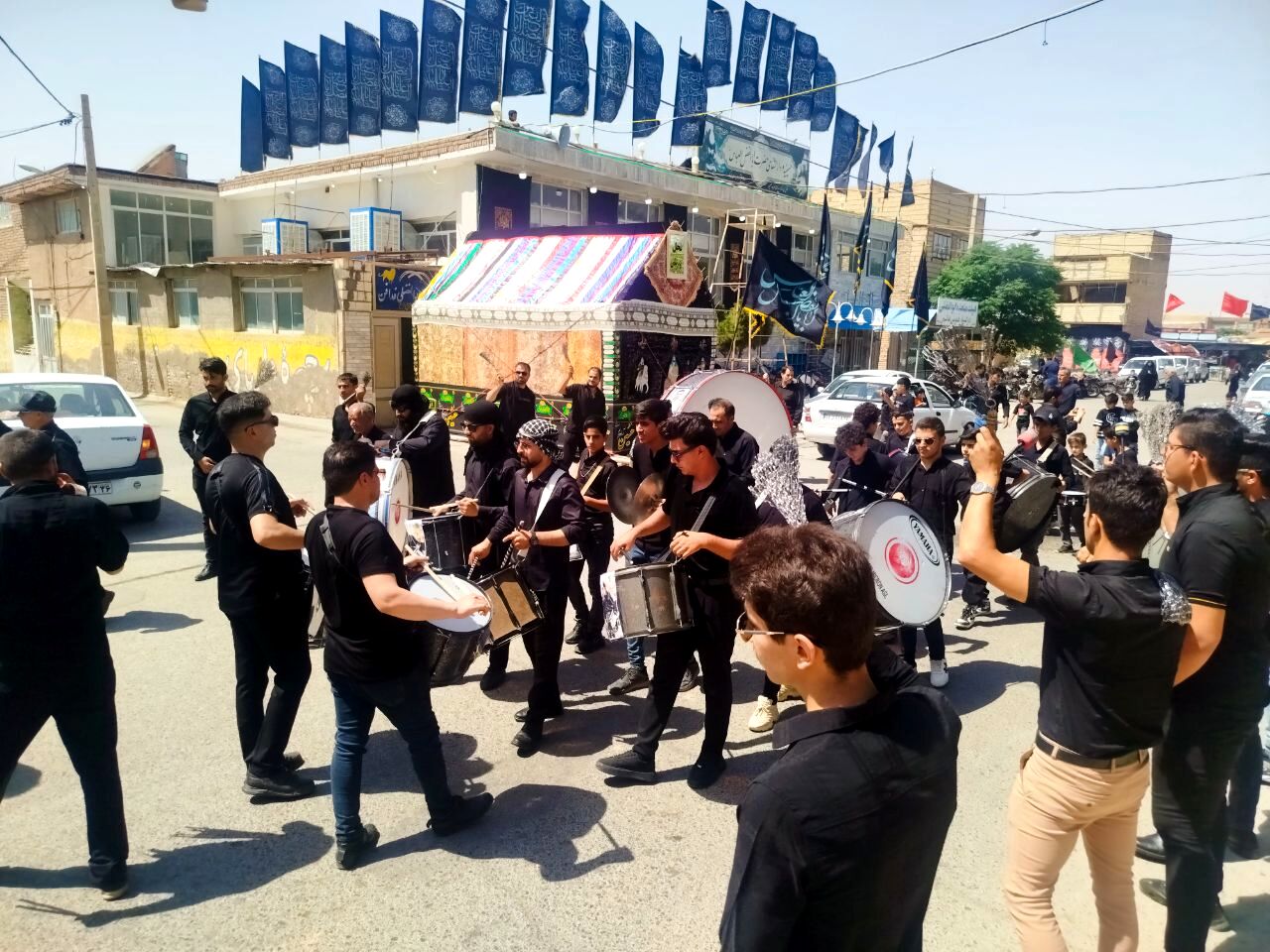 حماسه زنجیرزنی در فدافن؛ عزاداری دهه اول محرم با حضور پرشور جوانان