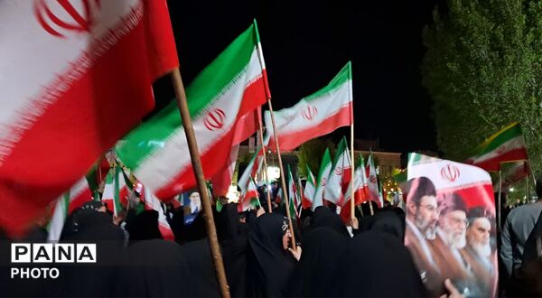 کاروان پیاده در میدان آزادی یزد