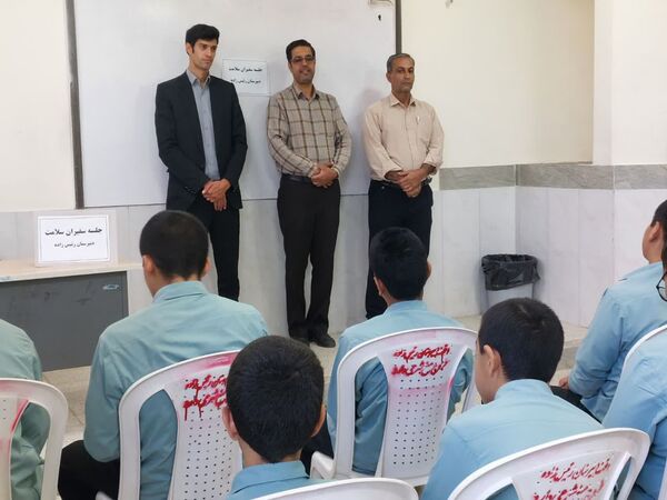 جلسه سفیران سلامت در دبیرستان رئیس زاده شهرستان خلیل آباد 