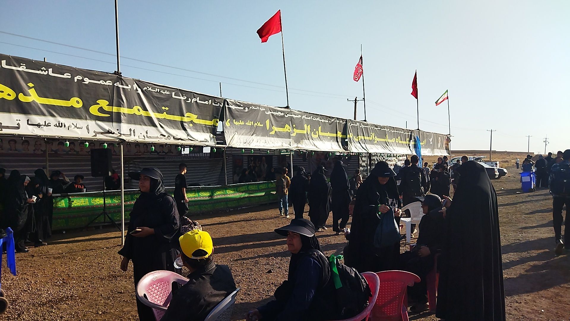ایستگاه صلواتی محبان الزهرا ( س)  میزبان زائران پیاده امام رضا ( ع) 