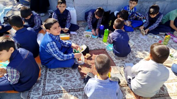 ترویج تغذیه سالم با برگزاری اردوی حیاطی در دبستان فطرت