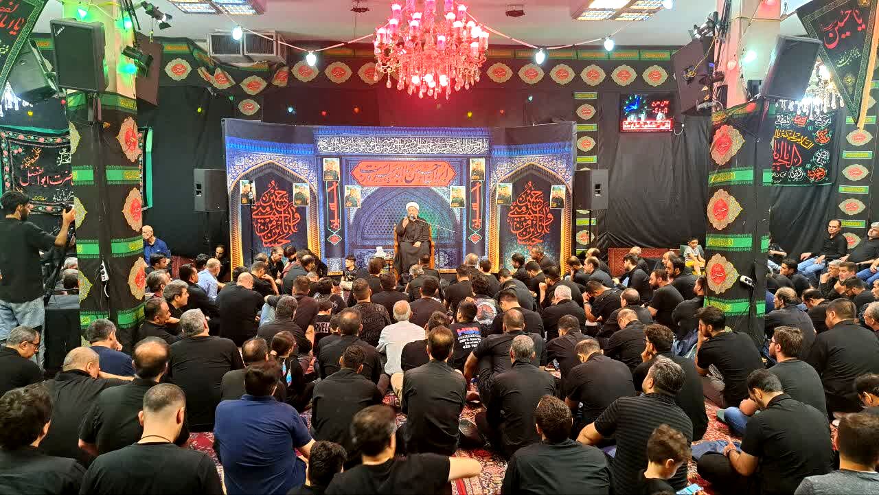تجمع عظیم عاشقان در روز عاشورا به یاد امام حسین(ع)