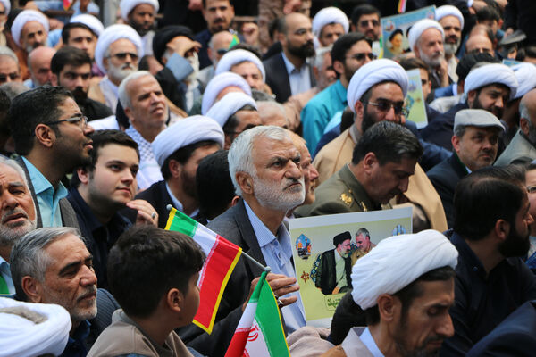 حضور پرشور نوجوانان قمی در آیین استقبال از رئیس جمهوری 