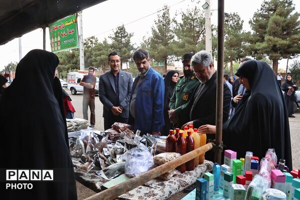 افتتاحیه بازارچه انار و کاپشن در شهر کهک