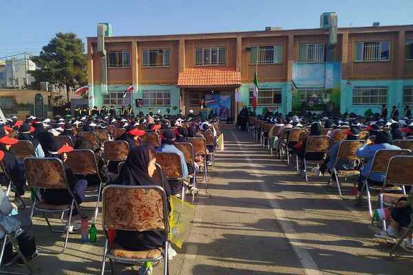نواختن زنگ استکبارستیزی در دبیرستان ریحانه النبی باقرشهر 