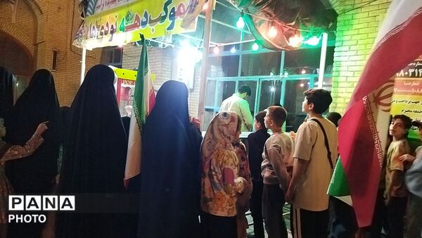 غرفه دهه نودی ها در هشتاد و دومین شب از اجتماعات مردمی نیشابور 