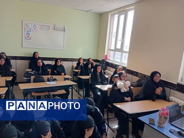 نخستین جلسه هدایت تحصیلی ویژه پایه نهم در دبیرستان مادرمهربان خلیل آباد