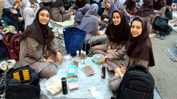 صبحانه سالم دانش‌آموزی در صبح اردیبهشتی
