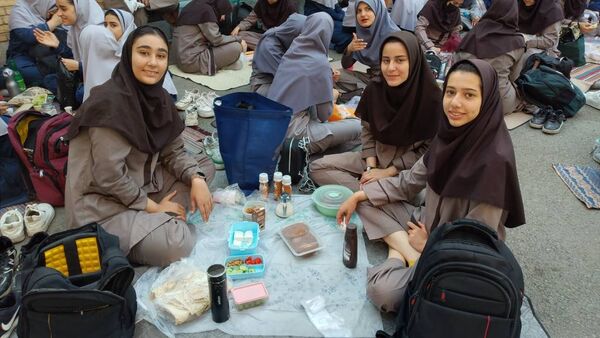 صبحانه سالم دانش‌آموزی در صبح اردیبهشتی