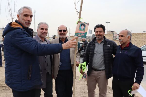 کاشت درخت به یاد شهدا در محمدشهر 