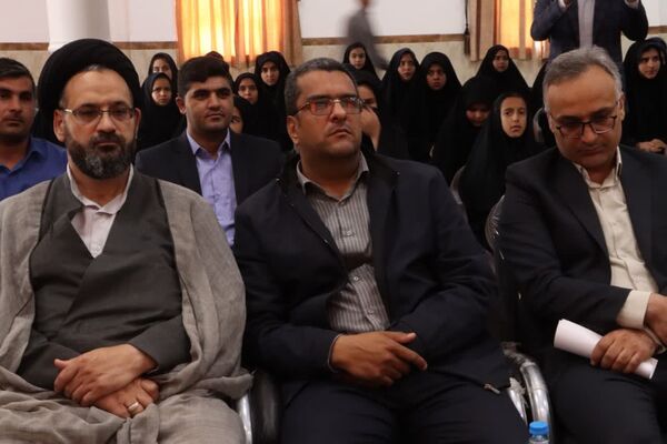 رونمایی از پوستر نخستین جشنواره داستان‌نویسی روستا در روستای گردکوه شهرستان مهریز 