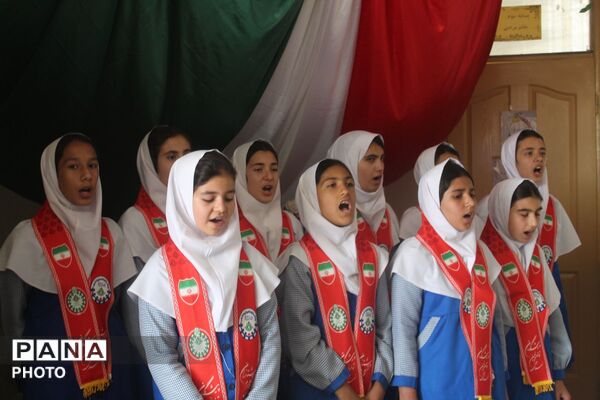 افتتاح زمین چمن مصنوعی در مدرسه شهید صفدری سه گنبد 