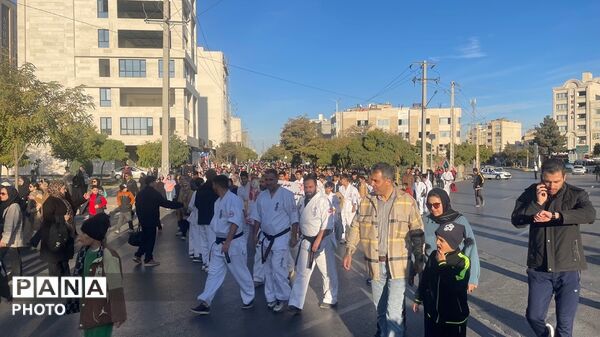 جلوه‌هایی از نشاط و همبستگی خانواده‌های مشهدی در همایش بزرگ پیاده روی