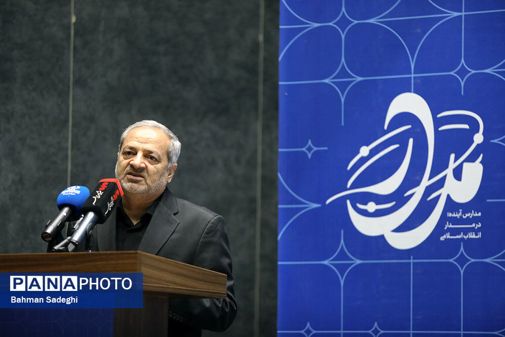 مدیران و معلمان، رکن اصلی ساخت آینده‌ای درست و فرهنگ‌ساز هستند
