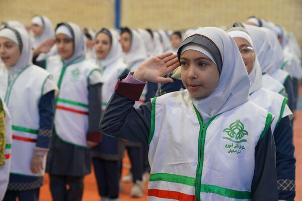 مانور یاوران انقلاب در دبستان دخترانه حاج حسن اصلانی ۲