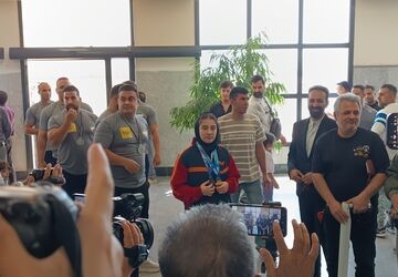 استقبال از دانش آموز مدال آور کرمانشاهی