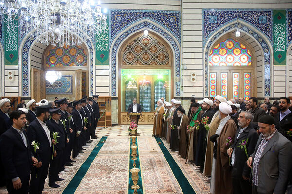 گلباران مزار آیت الله مصباح یزدی در حرم حضرت معصومه(س)