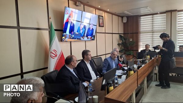 نشست صمیمی وزیر آموزش‌ و پرورش با معلمان دبیرستان رازی