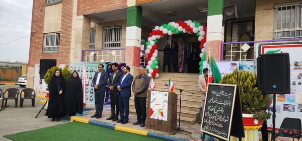 نواختن زنگ استکبارستیزی همزمان با برگزاری بیست و هفتمین دوره انتخابات شورای دانش‌آموزی در آموزشگاه فرزانگان ملارد