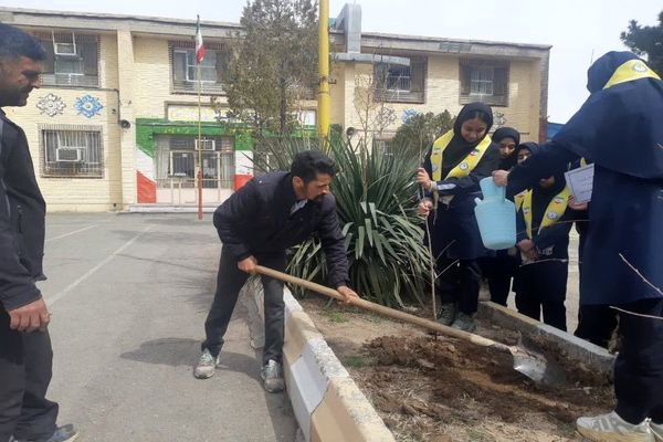 کاشت نهال به مناسبت روز درخت کاری دردبیرستان شهید مجید دهنوی 