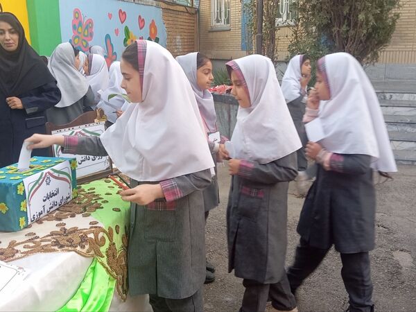انتخابات شورای دانش آموزی در دبستان دخترانه نرجس یک 