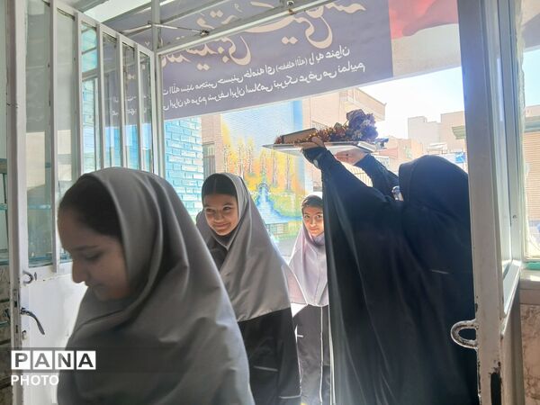 آغاز سال تحصیلی در دبیرستان پونه رونقی منطقه ۱۵