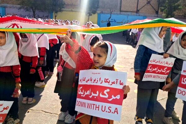  آیین گرامیداشت انقلاب اسلامی در مدارس رباط‌کریم