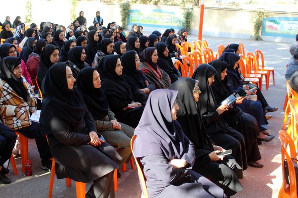 گرامیداشت روز آزمایشگاه در دبیرستان دخترانه شاهد غرویان وکیلی (۲۲)