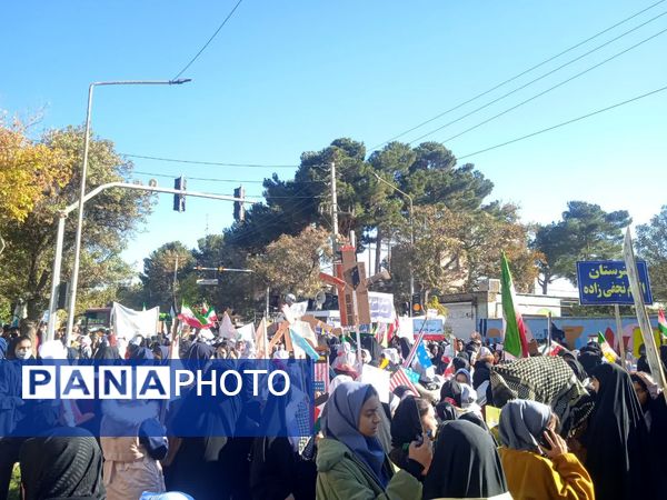 حضور پر شور دانش آموزان نیشابوری در راهپیمایی ١٣ آبان