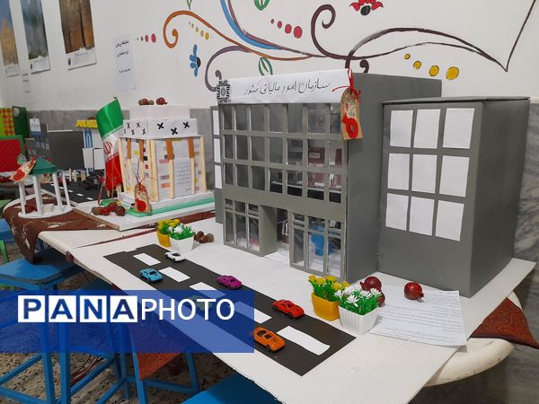 برپایی نمایشگاه به‌مناسبت هفته پژوهش در هنرستان بدیع مشهد