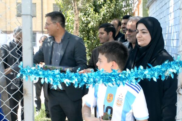 برگزاری آیین افتتاحیه زمین چمن مصنوعی هنرستان صنعت پژوهشان و مدرسه سردار سلیمانی بهارستان ۲