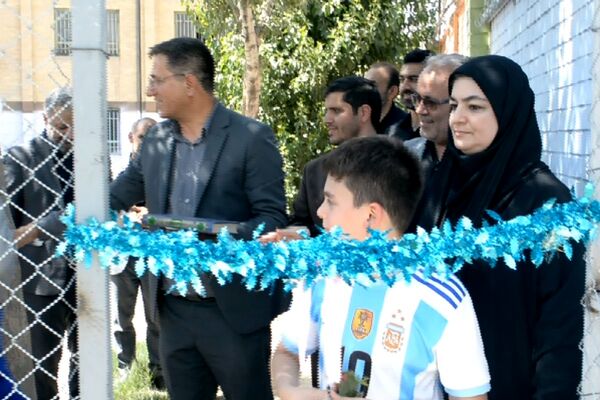 برگزاری آیین افتتاحیه زمین چمن مصنوعی هنرستان صنعت پژوهشان و مدرسه سردار سلیمانی بهارستان ۲