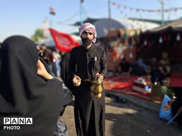 سنگ تمام مواکب عراقی در پذیرایی از  زوار پیاده اربعین حسینی