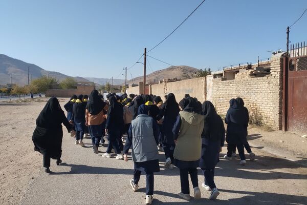 حضور دانش آموزان دبیرستان طالقانی داریون در تجمع ۱۳ آبان