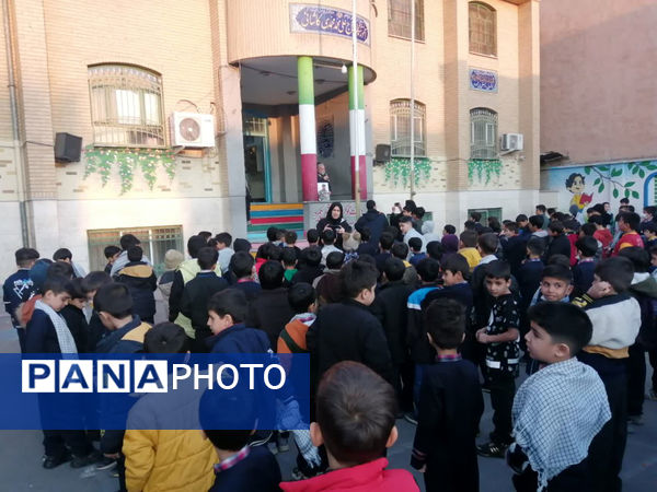 تقدیر دانش‌آموزان یک مدرسه در قم از پدر شهید کریمی