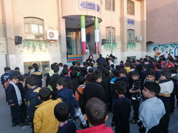 تقدیر دانش‌آموزان یک مدرسه در قم از پدر شهید کریمی