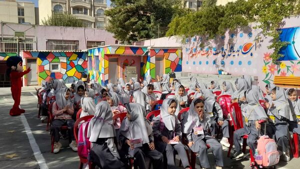 جشن شکوفه‌ها در مدرسه پیک انقلاب ناحیه 2 کرج