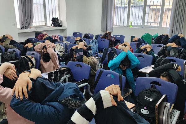 برگزاری مانور زلزله در مدرسه شهیده مهری رزاق‌طلب سنندج