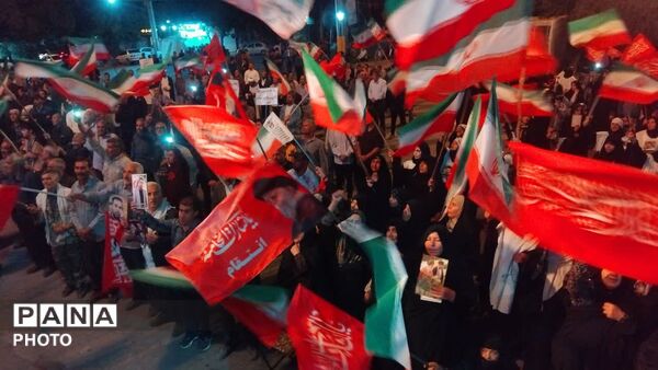 دویست و سومین شب تجمعات «بیعت با رهبری» در نورآباد با تجدید میثاق و نماز استغاثه 
