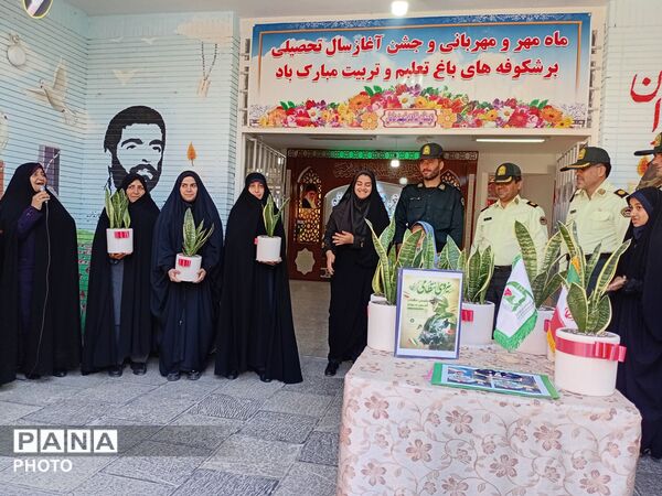 دبستان شاهد شهید عامل میزبان جمعی از نیروهای انتظامی به مناسبت هفته نیرو انتظامی