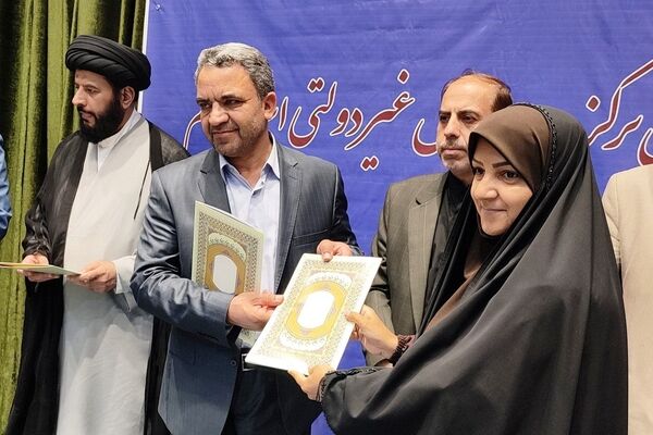 آیین تجلیل از معلمان برگزیده مدارس غیردولتی استان قم