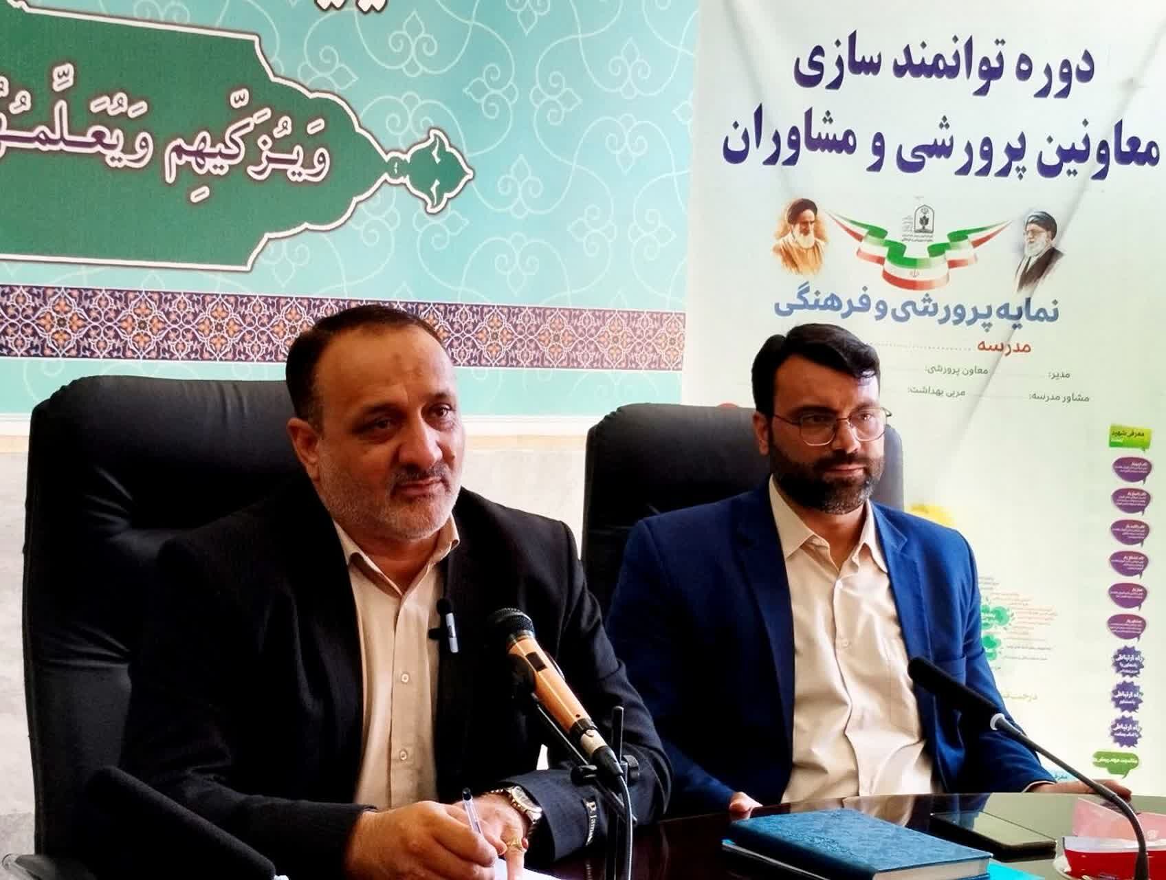 دانش آموزان در مراسم صبحگاه نظم، مقررات و حضور به موقع در مدرسه را می‌آموزند