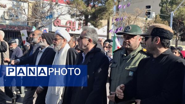 خروش مردم دامغان در راهپیمایی ۲۲ بهمن