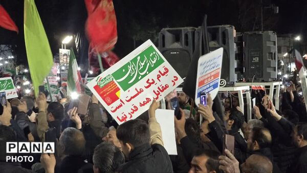 میدان مرکزی خلیل‌آباد‌ مملو از عاشقان انقلاب