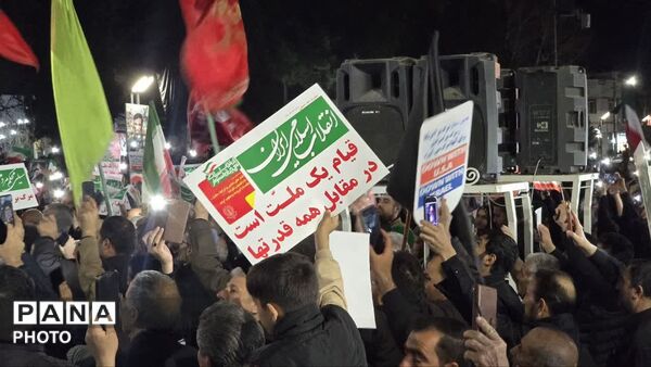 میدان مرکزی خلیل‌آباد‌ مملو از عاشقان انقلاب