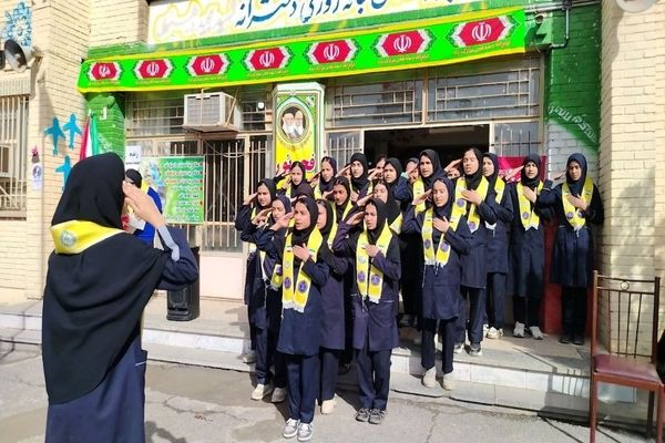 گلبانگ زنگ چهل و هفتمین پیروزی انقلاب اسلامی در مدرسه شهید مجید دهنوی 