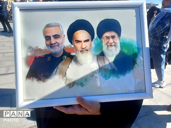 اجتماع باشکوه مردم در میدان امام خمینی(ره) به‌مناسبت چهلمین روز رحلت امام خامنه‌ای