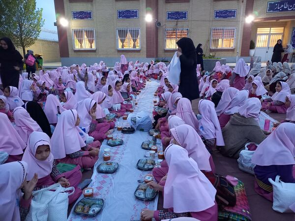  مراسم افطار در مدرسه فروردین طاهباز ناحیه ۵