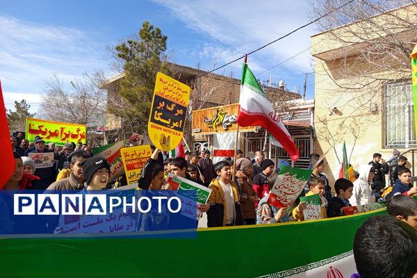 حضور پرشور دانش‌آموزان شهر بهمن در راهپیمایی ۲۲ بهمن ماه